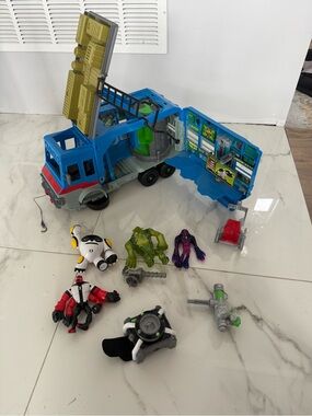Ben 10 lot with vehicle, characters and accessories